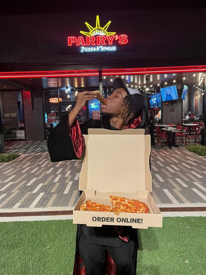 Image post by @parryspizzacibolo on Facebook