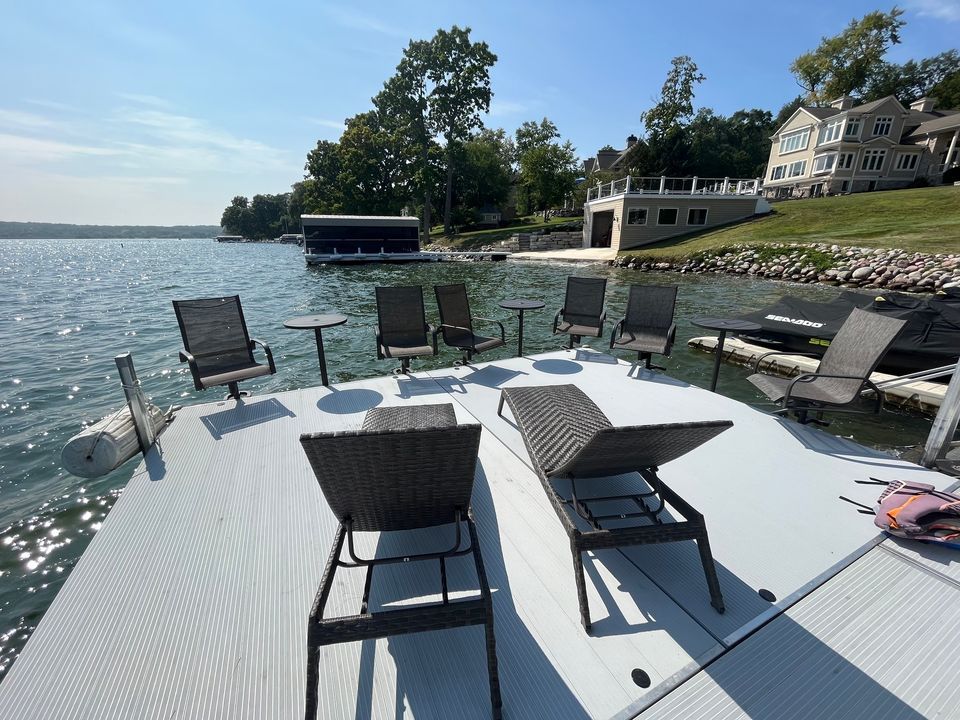 Image post by @lakecountrybarge on Facebook