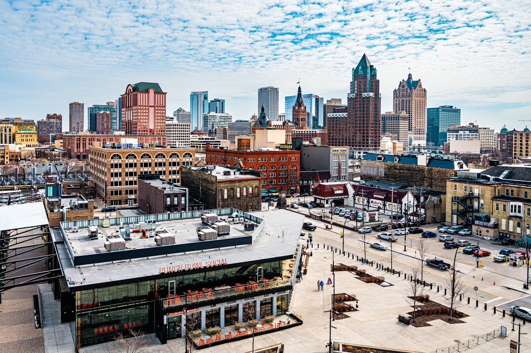 Image post by @alexdebuhrphoto on Facebook