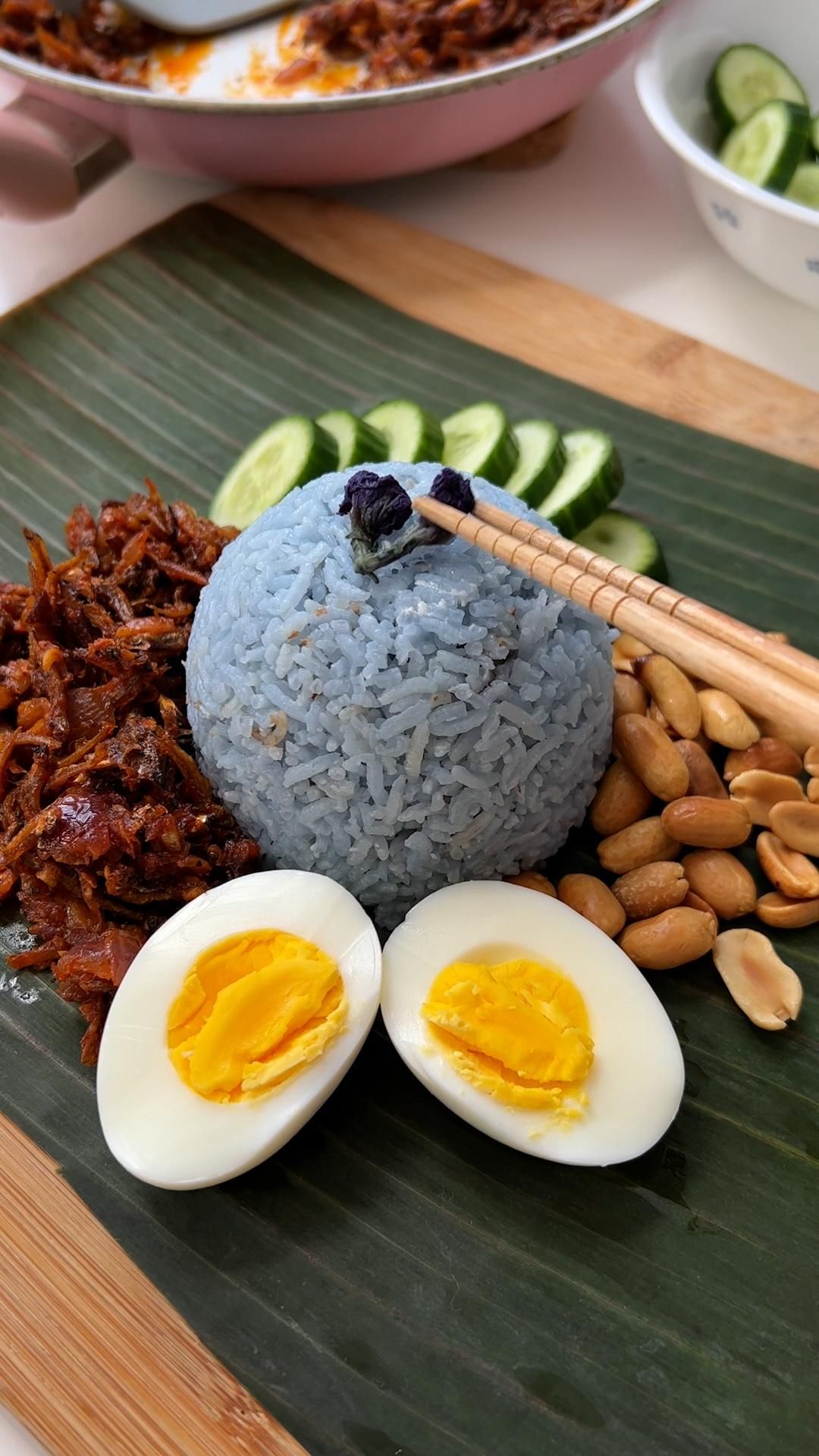 Video post by @buzzfeedapop on Facebook