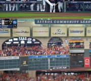 El hombre que envía pelotas al espacio es “La Estrella del Juego”. ⚾️🌠

The man who sends balls into space is “The Star of the Game”. ⚾️🌠