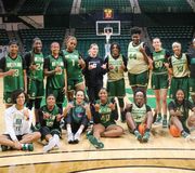 Former 49er Mariah Linney stopped by shoot around today @mofiyah99 

Come out to watch us against Davidson at Halton Arena at 2pm