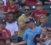 @Braves dad catches and throws back a Phillies home run ball … while holding his child 😂

#MLB