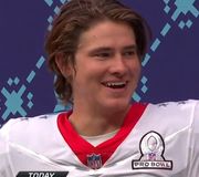 "Ah, it's okay."

Justin Herbert stayed smiling through the boos 🥺

@chargers | #BoltUp 
https://t.co/dv3u8bpIEW
