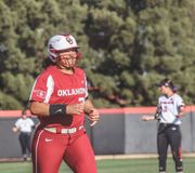 She’s the greatest home run hitter in the history of the game, but yesterday was the first time in her career that @jocygurl78 hit three home runs in one game! 💣💣💣

#ncaasoftball x 📸🎥 @ou_softball