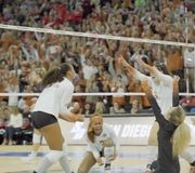 📼 𝗡𝗮𝘁𝗶𝗼𝗻𝗮𝗹 𝗦𝗲𝗺𝗶𝗳𝗶𝗻𝗮𝗹 𝟭 𝗖𝗶𝗻𝗲𝗺𝗮𝘁𝗶𝗰 𝗥𝗲𝗰𝗮𝗽 📼

Look back at the top moments as @texasvolleyball and @usdvolleyball battled for four sets last night in Omaha.

#ncaawvb