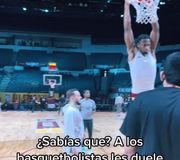 No muchos lo saben pero a los jugadores de la NBA les duele hacer clavadas! Sígueme para más. #NBA #España #EstadosUnidos #Basquetbol #Baloncesto #deportes #mexico #tiktokdeportes #tiktokbaloncesto #tiktokbasquetbol #parati #prensa #fypシ #foryoupage #dunk