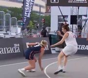 🇺🇸@usab3x3 putting 'em on SKATES! @haileyvanlith frees herself up for the jumpshot! ⛸ #3x3WS #3x3WSMontreal https://t.co/VEMnaqoQfw