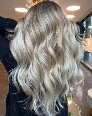 Image post by @enjoyhairstyling.aalen on Instagram