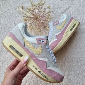 Image post by @chickmakescustomkicks on Instagram