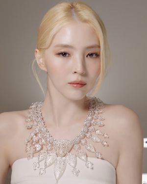 Image post by @harpersbazaarkorea on Instagram