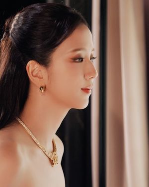 Image post by @harpersbazaarkorea on Instagram