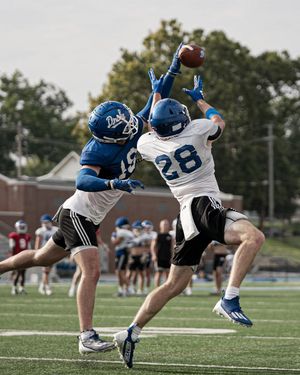 Image post by @DrakeBulldogsFB on Twitter