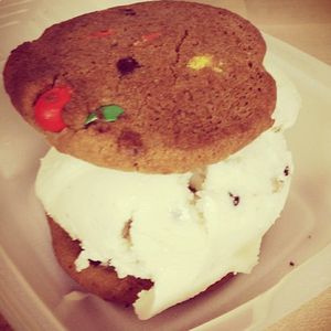Image post by @insomniacookies on Instagram