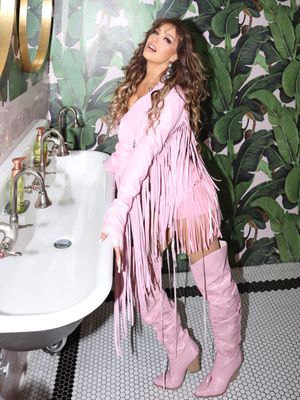 Image post by @thalia on Instagram