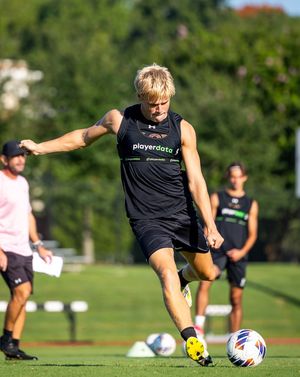 Image post by @elonmsoccer on Instagram