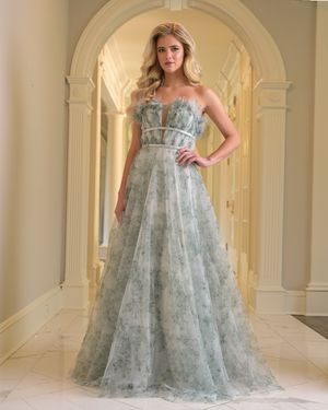 Image post by @colorsdress on Instagram