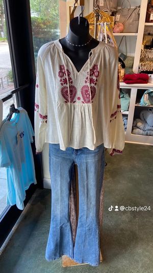 Image post by @shopleetracy on Facebook