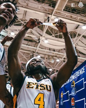Image post by @etsumensbasketball on Instagram