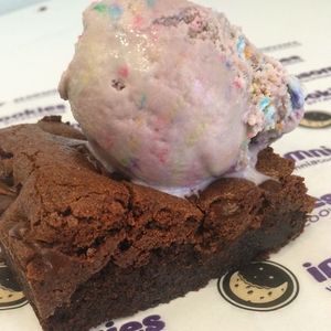 Image post by @insomniacookies on Instagram