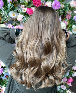 Image post by @enjoyhairstyling.aalen on Instagram