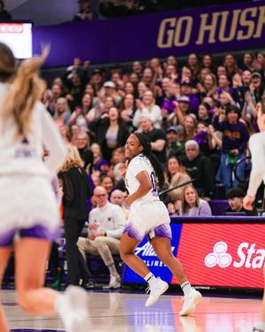 Image post by @uw_wbb on Instagram