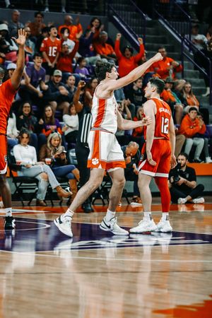 Image post by @ClemsonMBB on Twitter