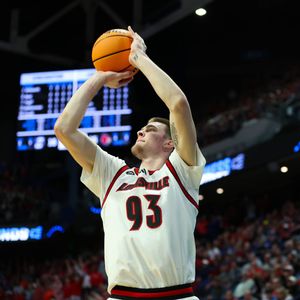 Image post by @LouisvilleMBB on Twitter