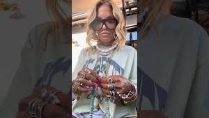 Video post by @shop.with.caroline on YouTube