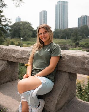 Image post by @_zoekahn_ on Instagram