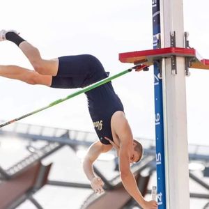 Image post by @polevaulthunter on Instagram