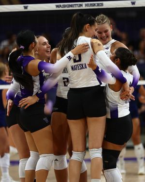 Image post by @uwvolleyball on Instagram