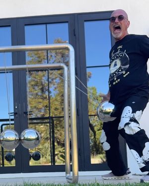 Image post by @howiemandel on Instagram