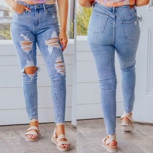 Image post by @shopfillyflair on Instagram