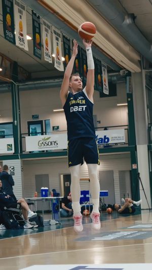 Video post by @swebasketball on Facebook