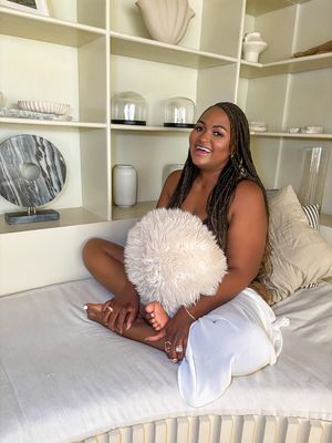 Image post by @thelizzyo on Instagram