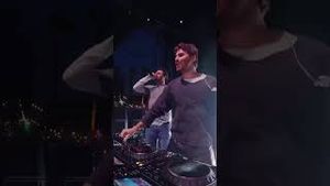 Video post by @thechainsmokers on YouTube