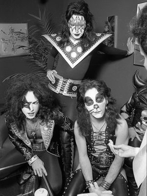 Image post by @kissonline on Instagram