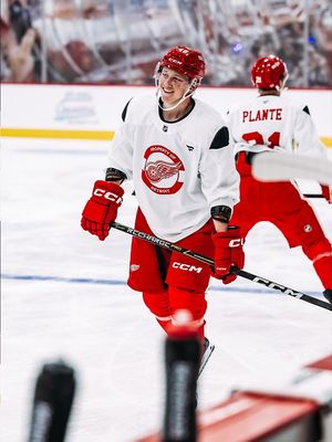 Image post by @everythingcollegehockey on Instagram