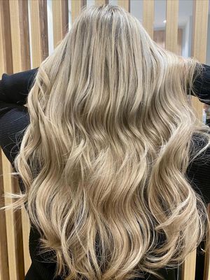Image post by @enjoyhairstyling.aalen on Instagram