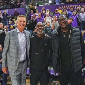 Image post by @UW_MBB on Twitter