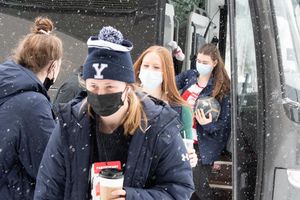 Image post by @YaleWHockey on Twitter