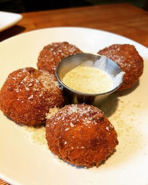 Image post by @houlihans on Instagram