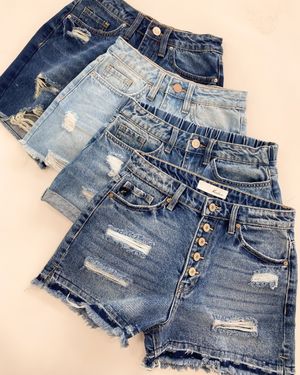 Image post by @shopfillyflair on Instagram