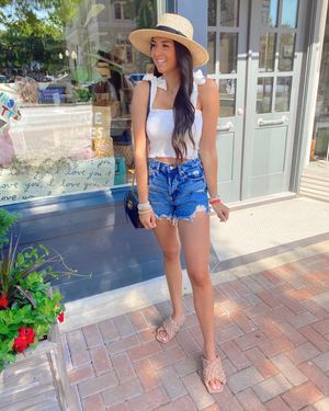 Image post by @sabrinanoellee on Instagram