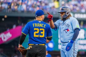 Image post by @CirclingSports on Twitter