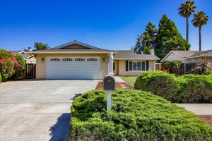 Image post by @amandanewloverealtor on Facebook