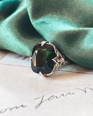 Image post by @maejeanvintage on Instagram