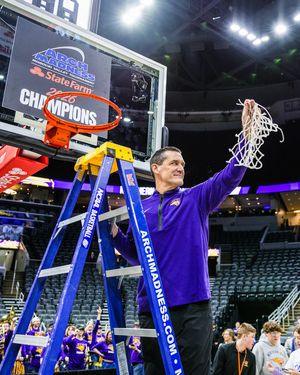 Image post by @uni_basketball on Instagram