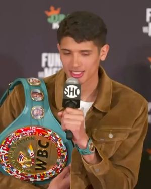 Image post by @showtimeboxing on Instagram